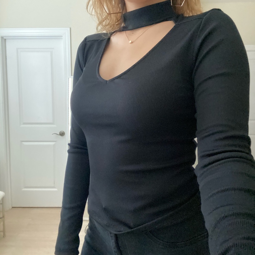 BLACK CHOKER V NECK LONG SLEEVE SIZE M